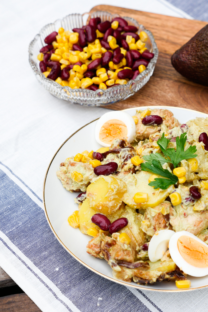 Kartoffelsalat mit Hähnchen, Mais, Kidneybohnen und Avocadodressing