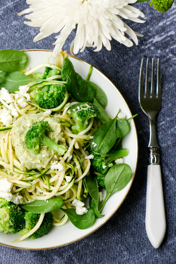 Grüne Zucchininudeln mit Brokkoli und Avocadopesto
