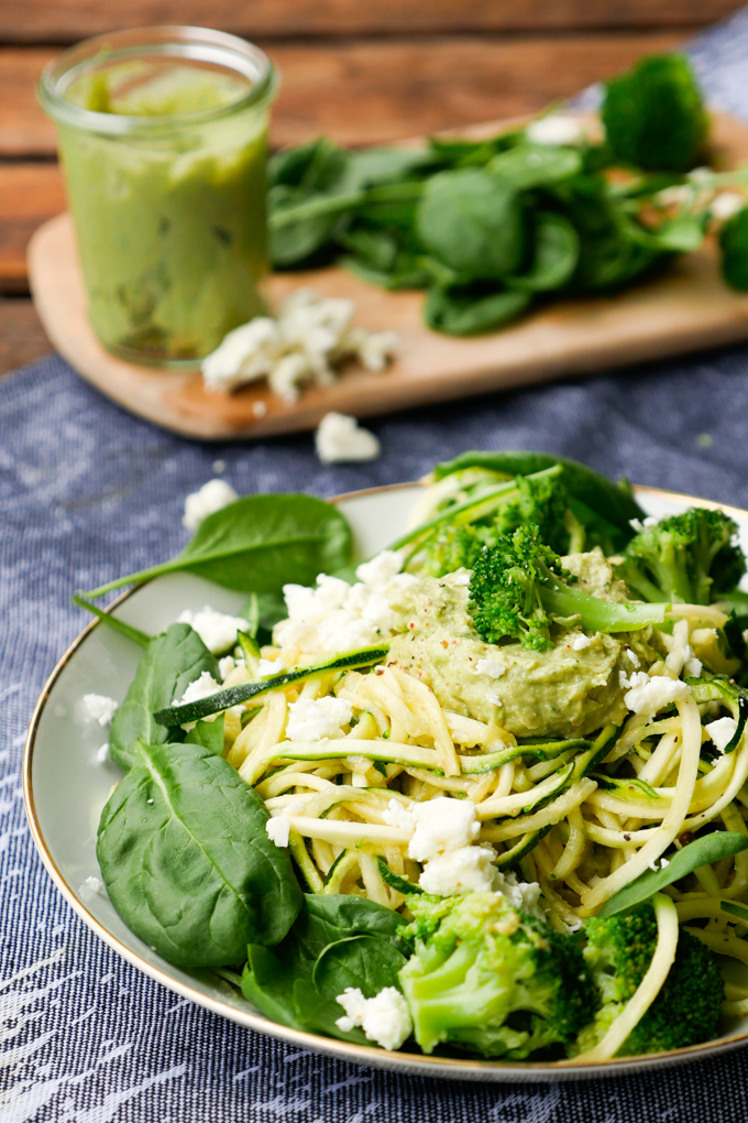 Grüne Zucchininudeln mit Brokkoli und Avocadopesto
