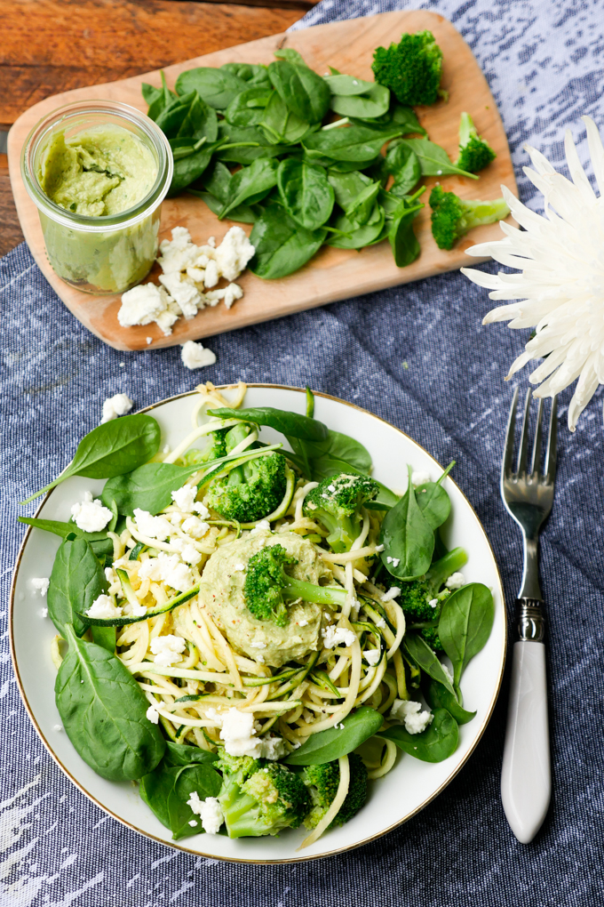 Zucchininudeln mit Brokkoli, Babyspinat und Avocadopesto