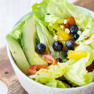 Salat mit fruchtigem Dressing