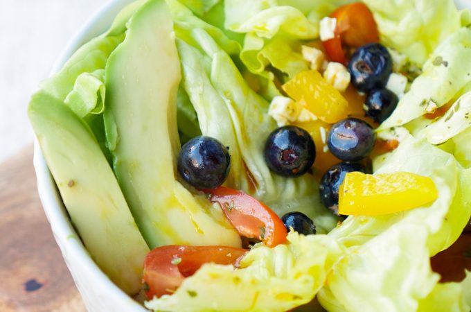 Salat mit fruchtigem Dressing