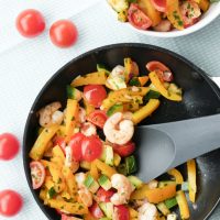 Low Carb Gemüsepfanne mit Garnelen, Paprika und Tomaten