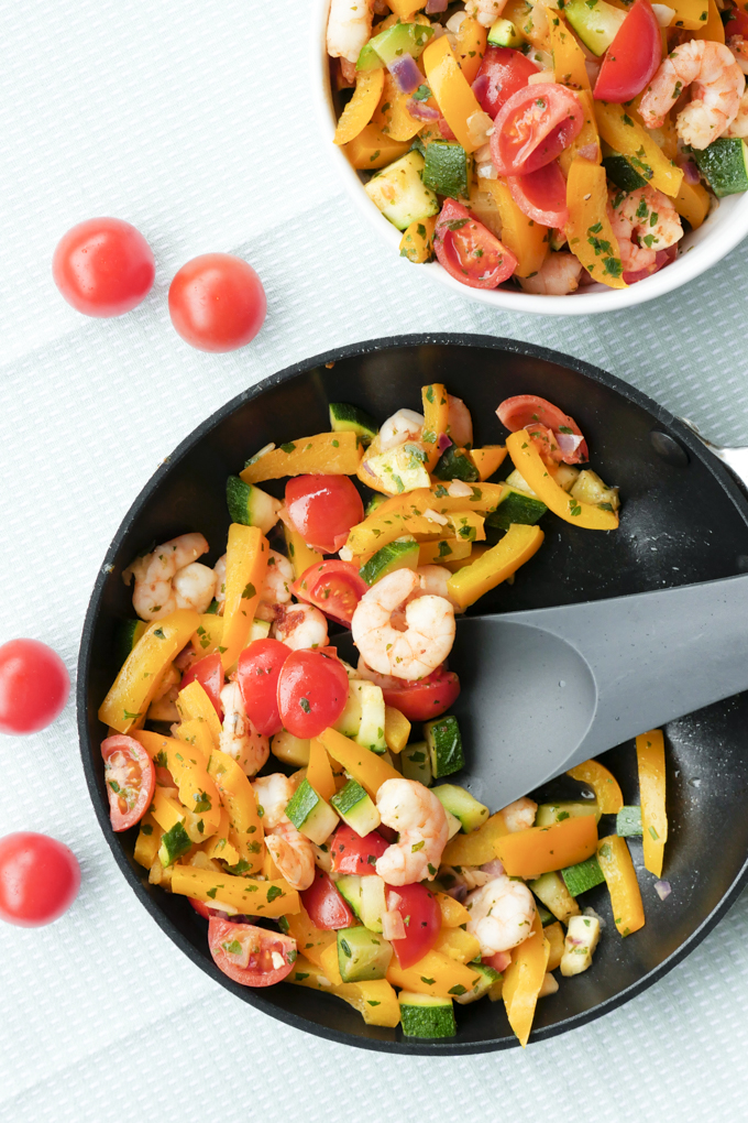 Schnelles Pfannengericht mit Paprika, Zucchini, Tomaten und Garnelen - Low Carb Mittagessen