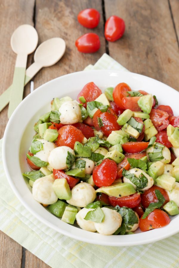 Schneller Caprese-Salat mit Avocado, Tomaten und Mozzarella