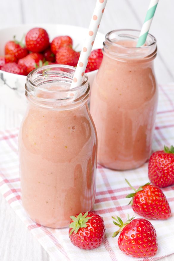 Gesunder Rhabarber-Smoothie mit Erdbeeren - 3 Zutaten!