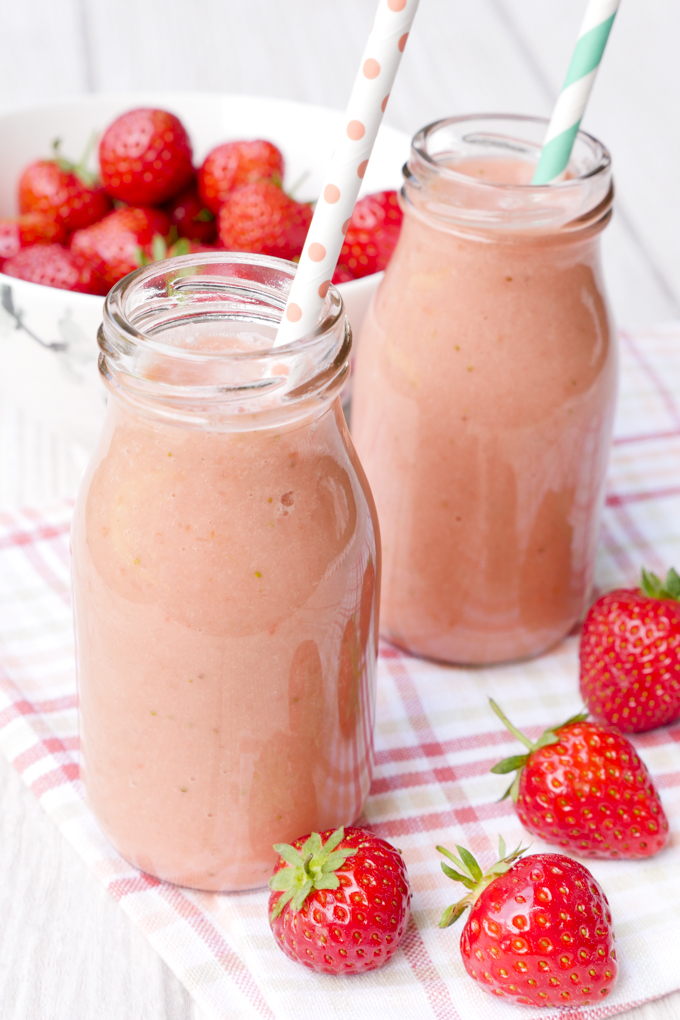 Cremiger Erdbeer-Smoothie mit Rhabarber und Milch