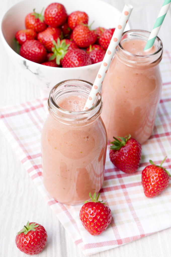 Cremiger und schneller Smoothie mit Rhabarber, Erdbeeren und Mandelmilch 