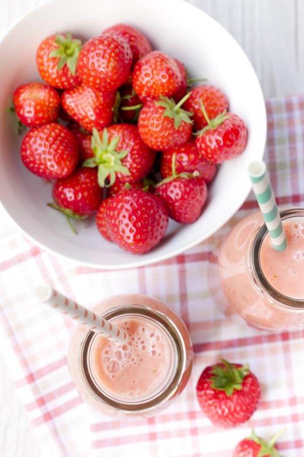 Gesunder Rhabarber-Smoothie mit Erdbeeren - 3 Zutaten!