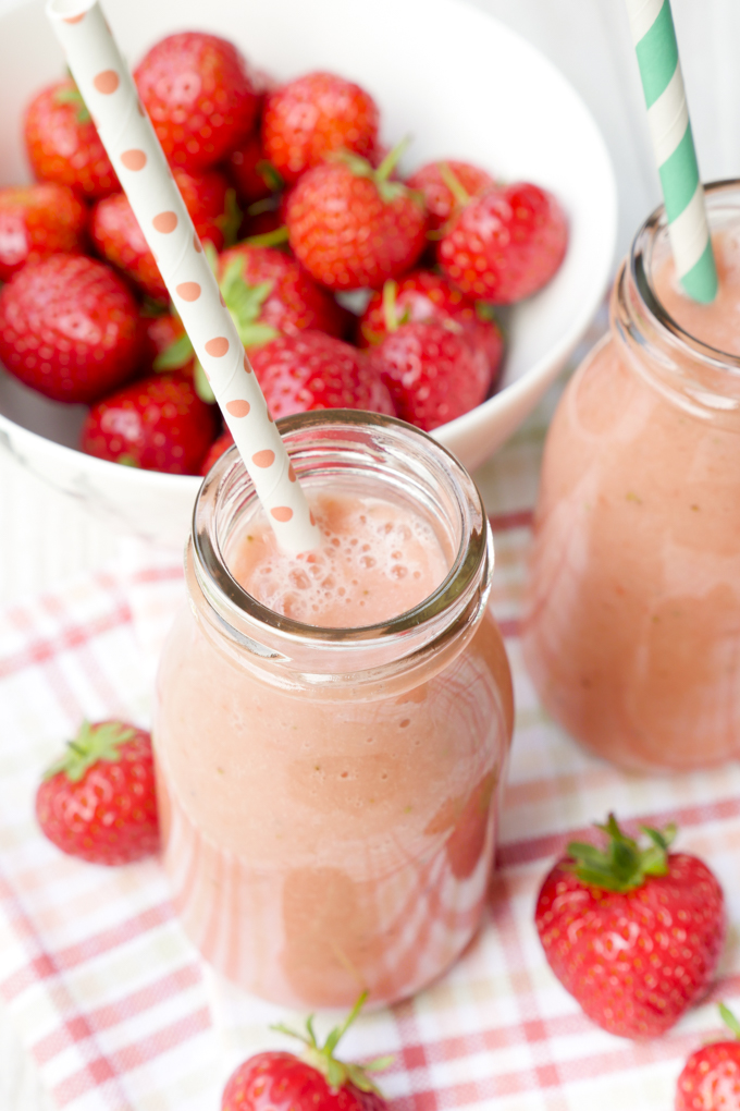 Wunderbar cremiger Smoothie mit Erdbeeren und Rhabarber - der perfekte Smoothie für den Frühling, für den du nur 3 Zutaten brauchst