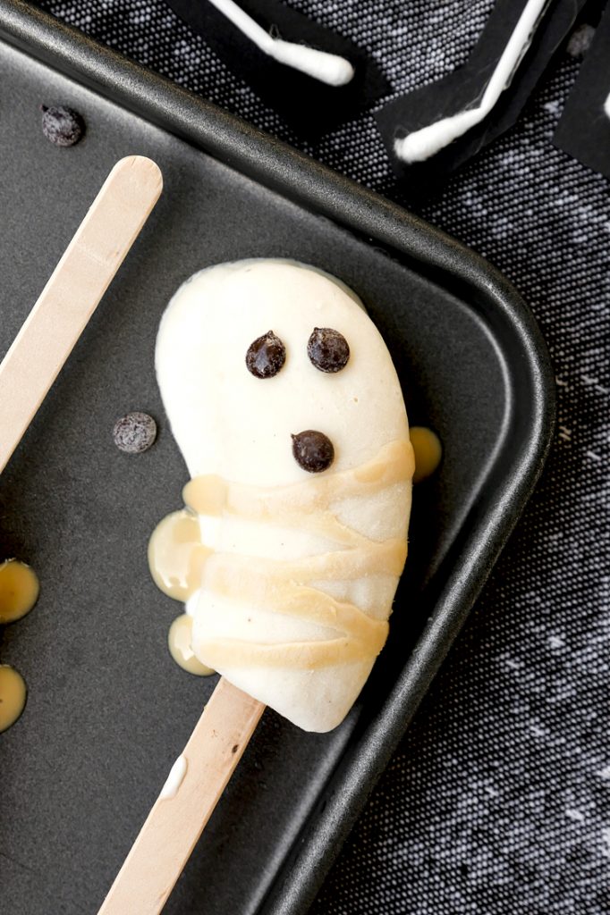 Gesunde Bananen-Geister am Stiel - ein leckerer Halloween-Snack für Kinder