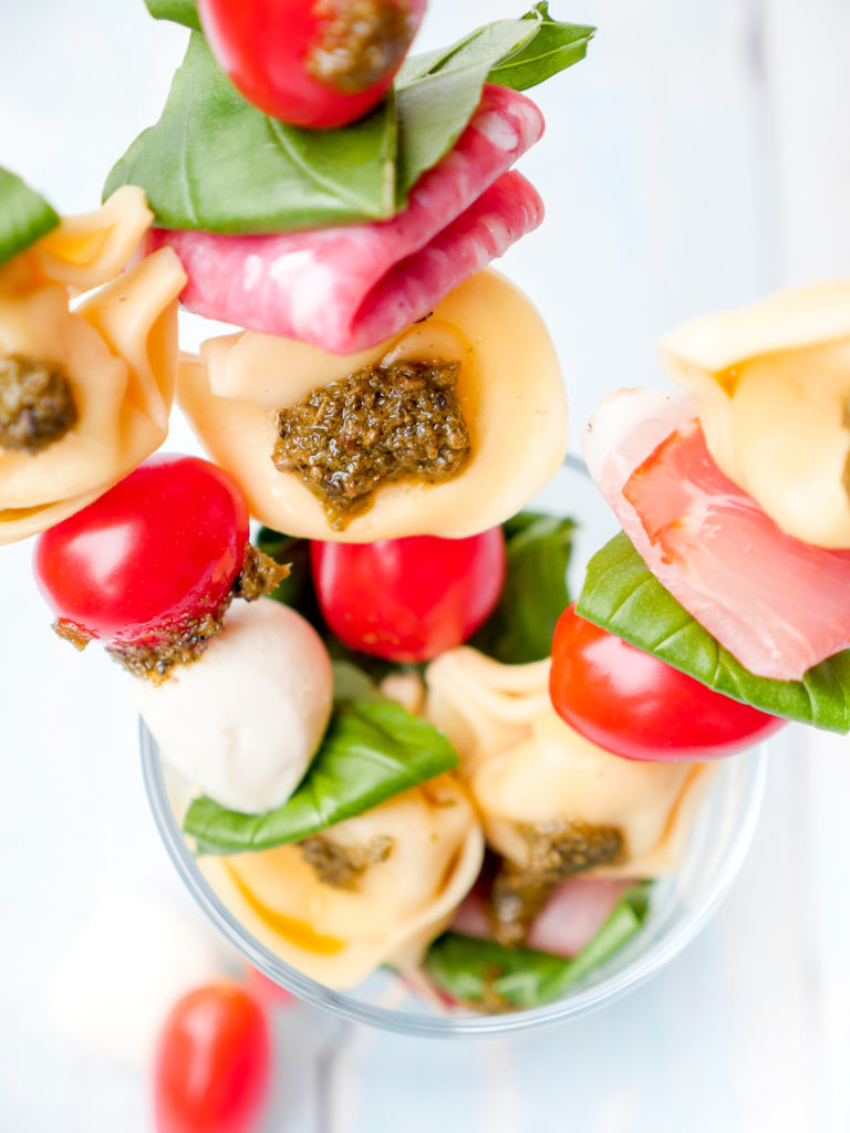 Nudelsalat am Spieß mit Tortellini, Tomaten, Mozzarella und grünem Pesto - eine schnelle Idee für das Partybuffet, die garantiert jedem schmeckt GAUMENFREUNDIN FOODBLOG #nudelsalat #nudeln #rezept #pastasalad #rezepte #schnell #einfach #kochen #kinderrezept