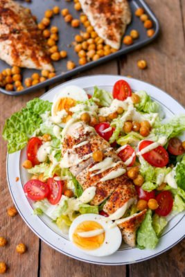 Gesunder Caesar Salat mit Hähnchen, Kichererbsen, Ei und Tomaten