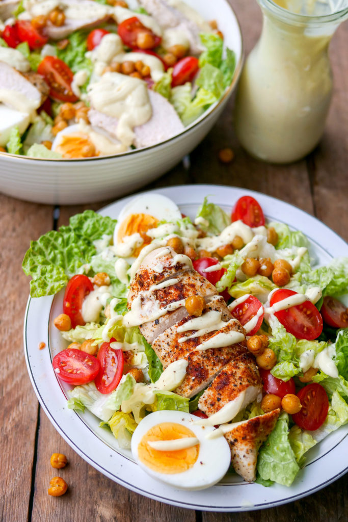 Low Carb Caesar Salad ohne Croûtons - eine wunderbare Variante des beliebten Klassikers mit Kichererbsen GAUMENFREUNDIN #lowcarb #rezept #caesarsalad #caesar #salat #schnell #gesund