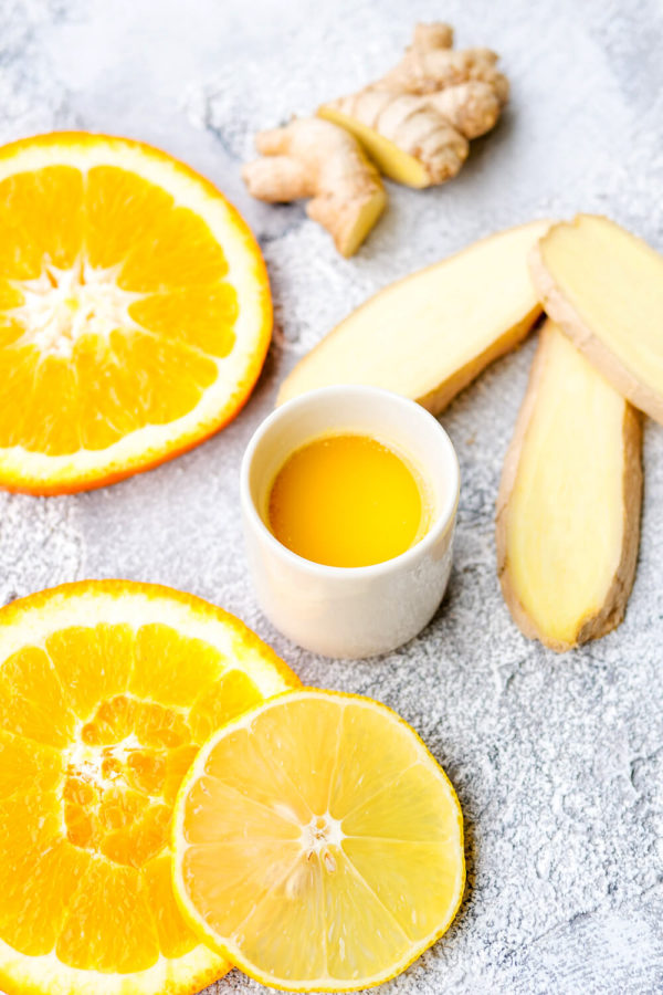 Gesunder Ingwer Shot mit Orangen, Ingwer, Äpfeln und Zitrone