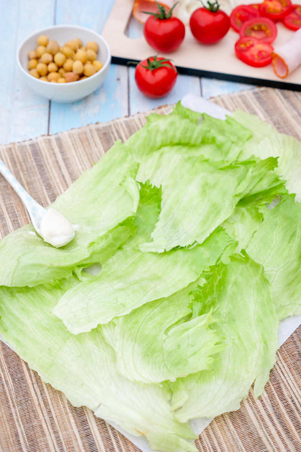 Low Carb Salatwraps - für die gesunden Wraps werden Salatblätter als Basis verwendet und dann nach Herzenslust belegt