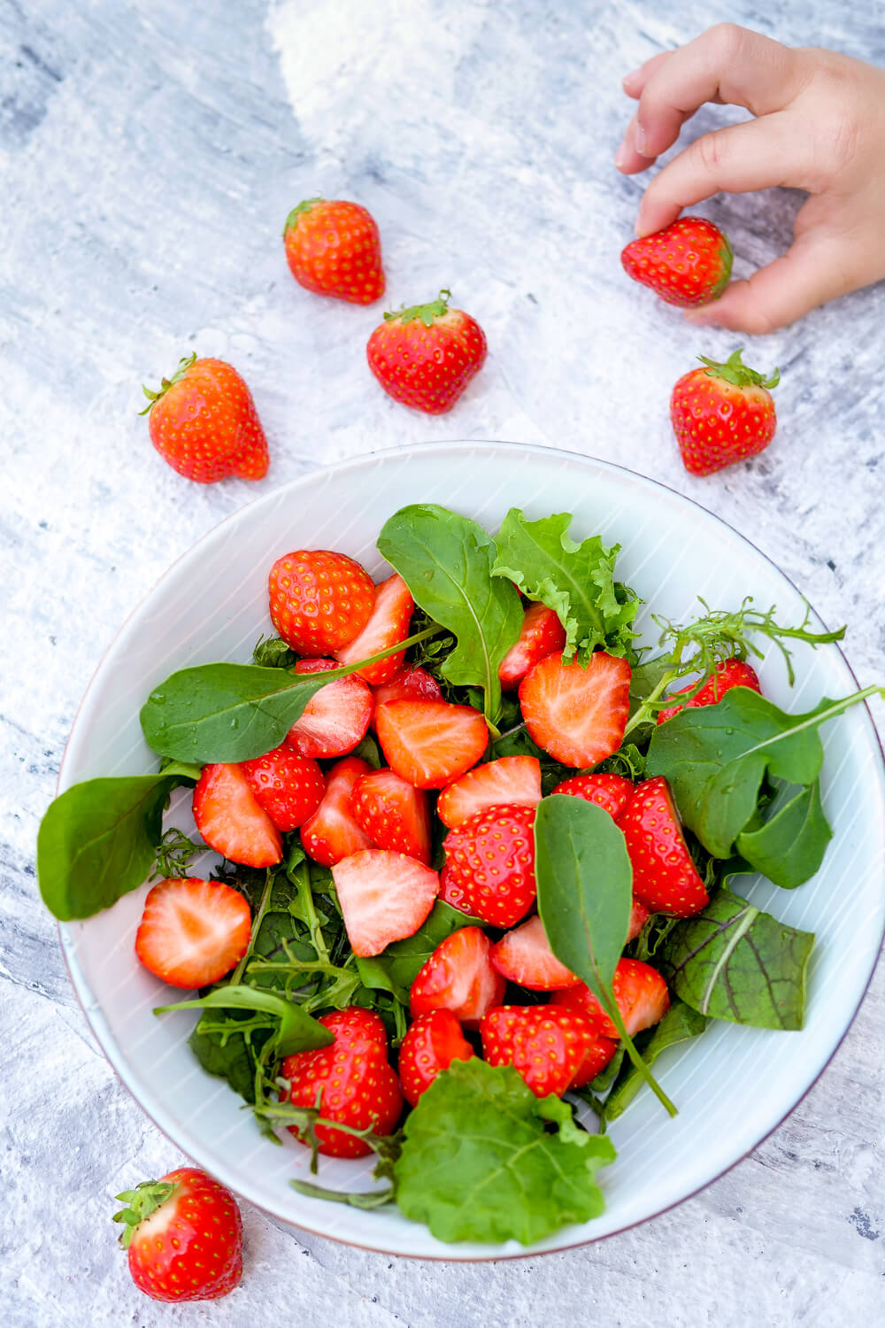 Werbung. Schneller Erdbeersalat mit Rucola, Parmesan und Honig-Dressing 