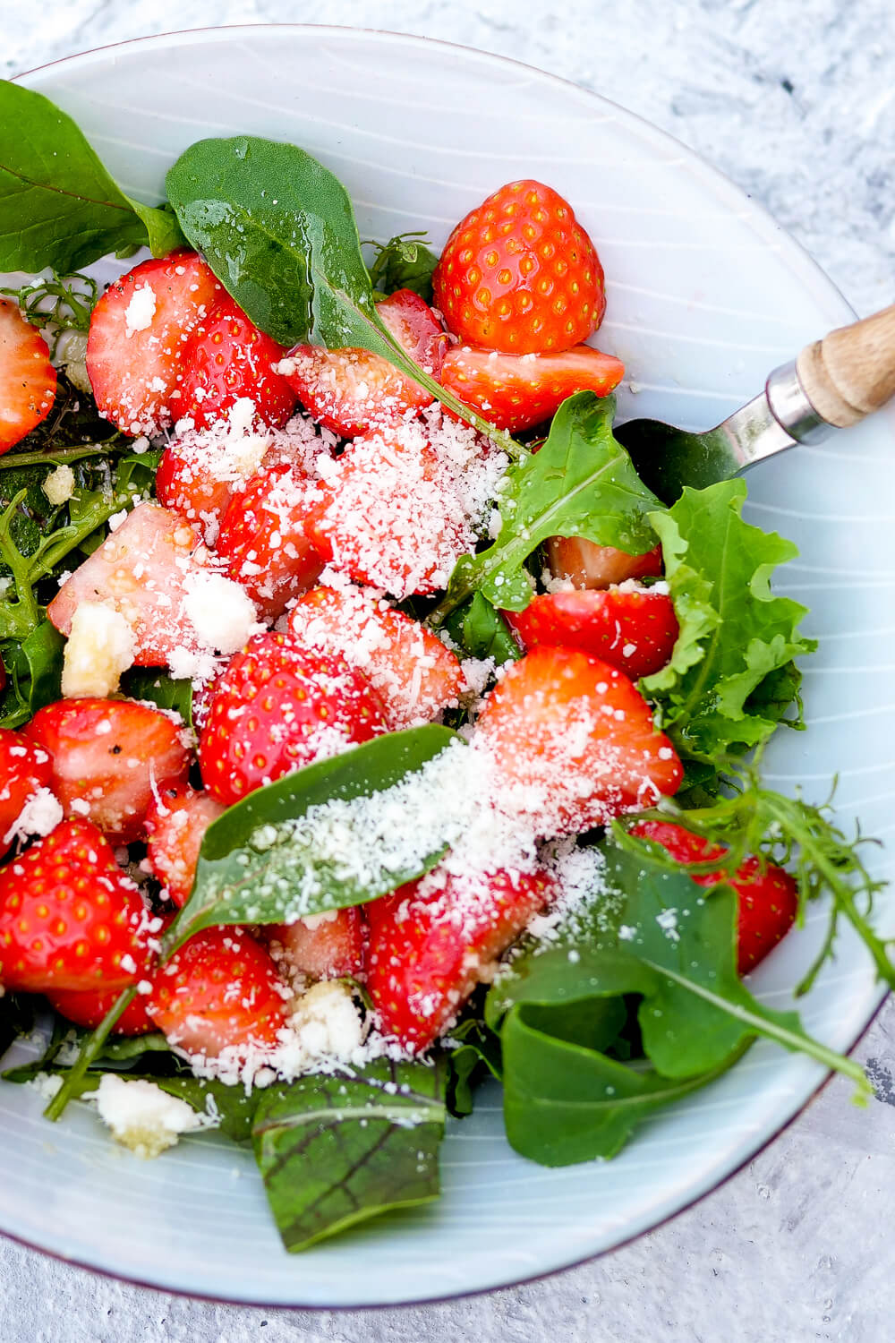 Werbung. Ganz einfacher Erdbeersalat mit Kräutern, Parmesan und Honig-Dressing - super lecker und in 5 Minuten zubereitet