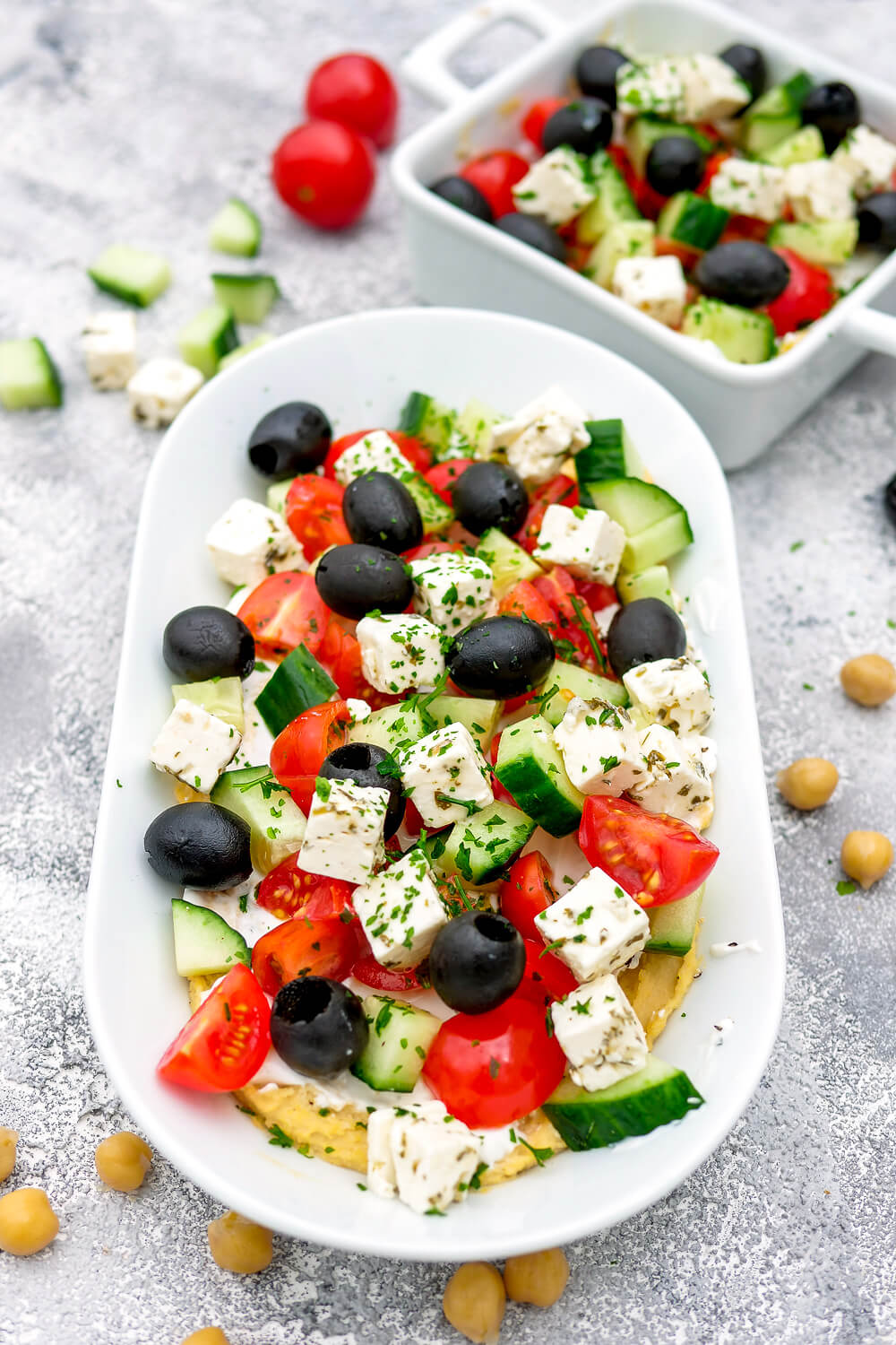 Griechischer Hummus Dip mit Tomaten, Gurken, Feta und Oliven - der gesunde Snack für den Mädelsabend oder das Picknick