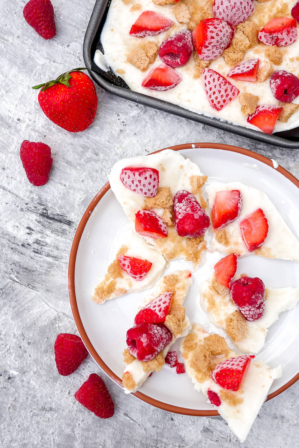 Rezept für Frozen Joghurt Stücke mit Himbeeren und Erdbeeren - der gesunde Eis-Genuss im Sommer