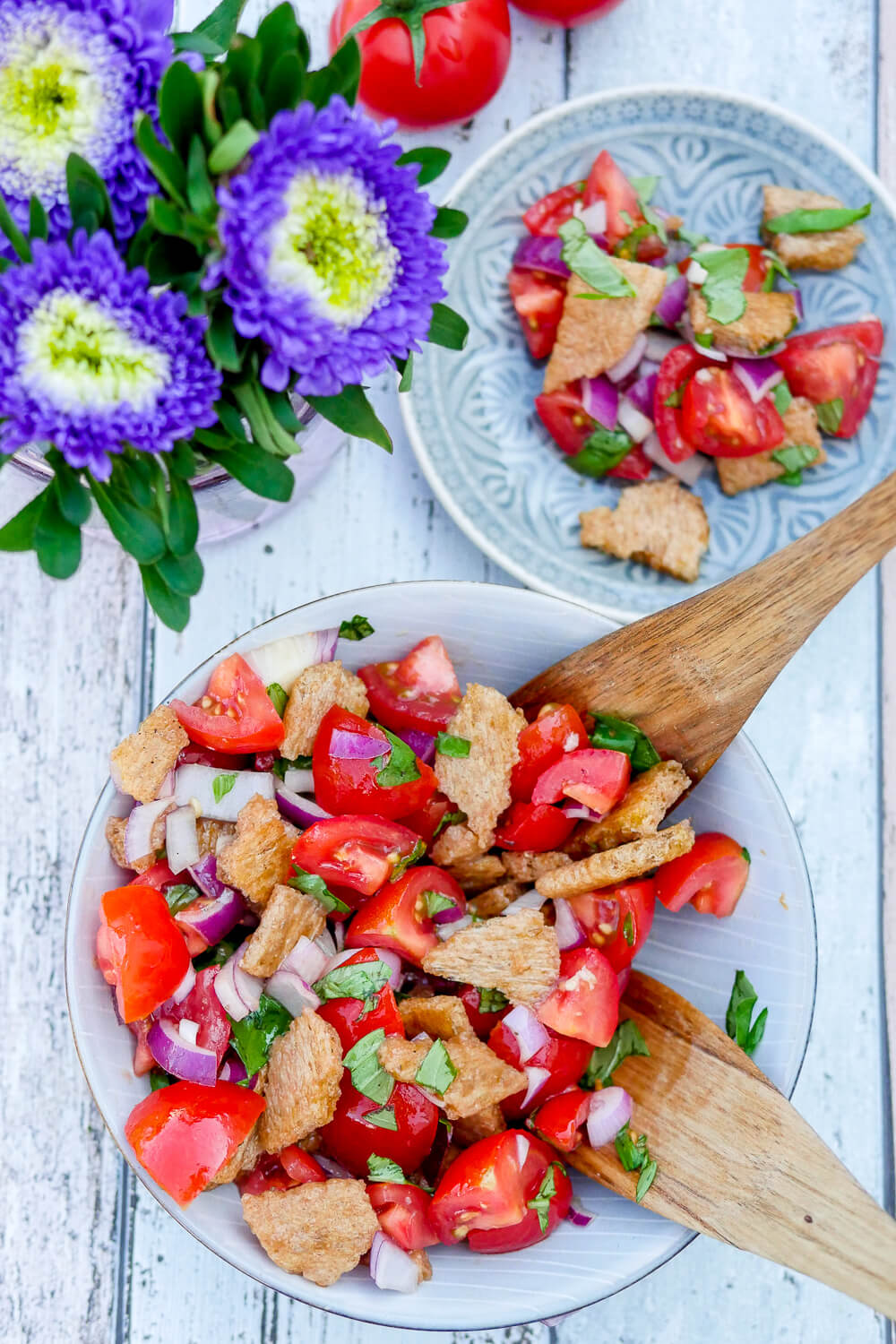 Schneller und einfacher Tomaten-Brot-Salat mit knusprigem Knäckebrot, aromatischen Tomaten und einem Knoblauch-Olivenöl-Dressing