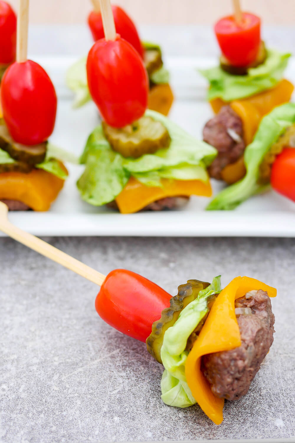 Ganz einfache Low Carb Burger am Spieß - das perfekte Fingerfood-Rezept für Picknick, Party oder den Mädelsabend