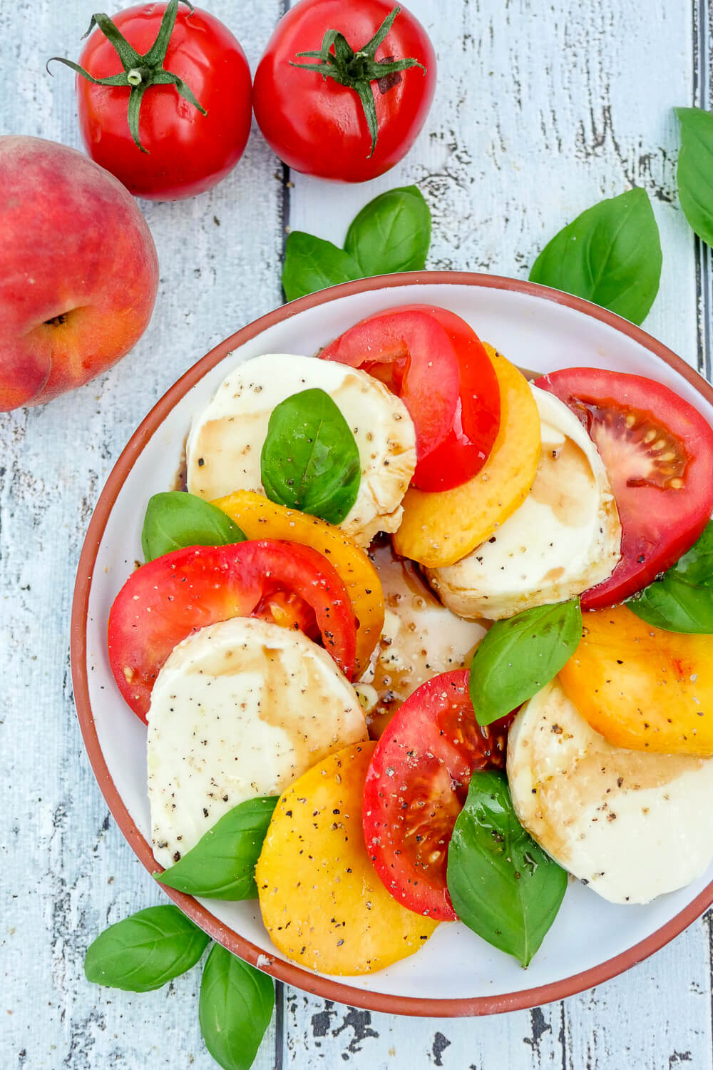 Pfirsich-Caprese-Salat - ein gesunder und schneller Sommersalat mit fruchtigem Pfirsich und aromatischen Tomaten
