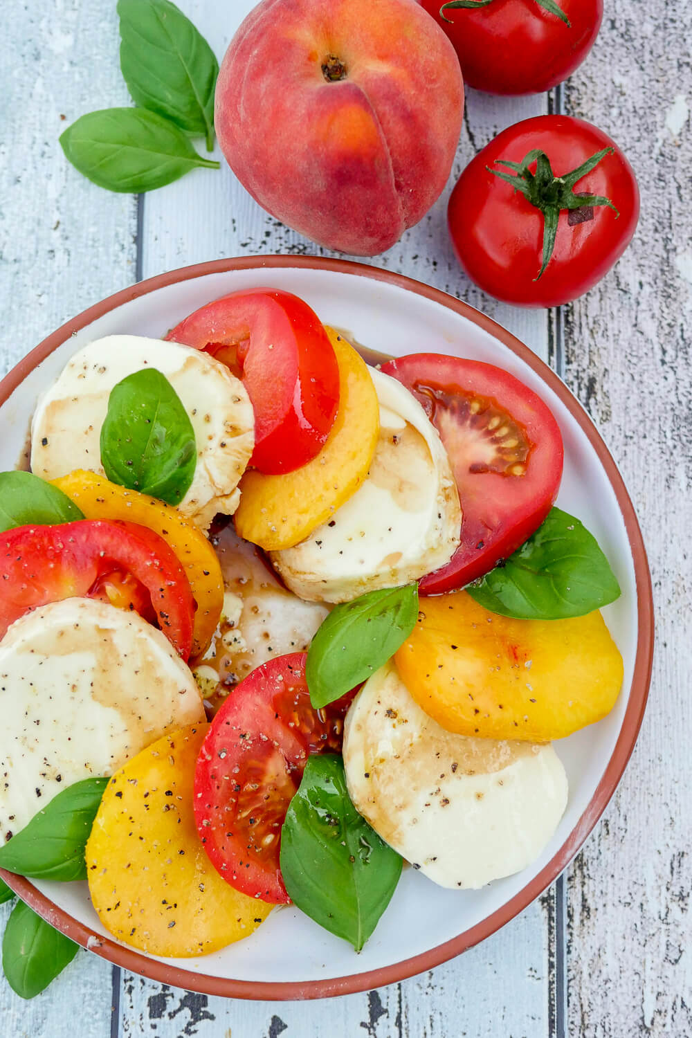 Pfirsich-Caprese-Salat mit Basilikum, Tomaten und Balsamico-Dressing