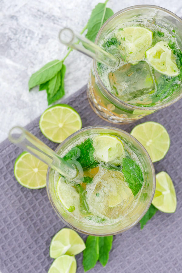 Alkoholfreier Ipanema Cocktail mit Limette, Minze und Maracujasaft im Glas