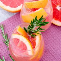 Alkoholfreier Cocktail mit Grapefruit und Rosmarin im Glas