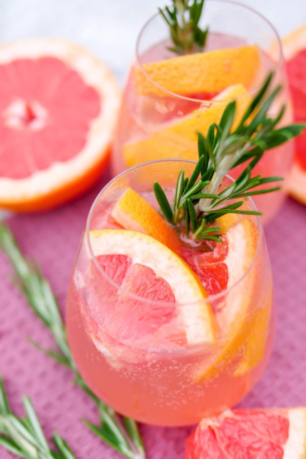 Alkoholfreier Pink Tonic Cocktail mit Grapefruit, Tonic und Rosmarin im Glas