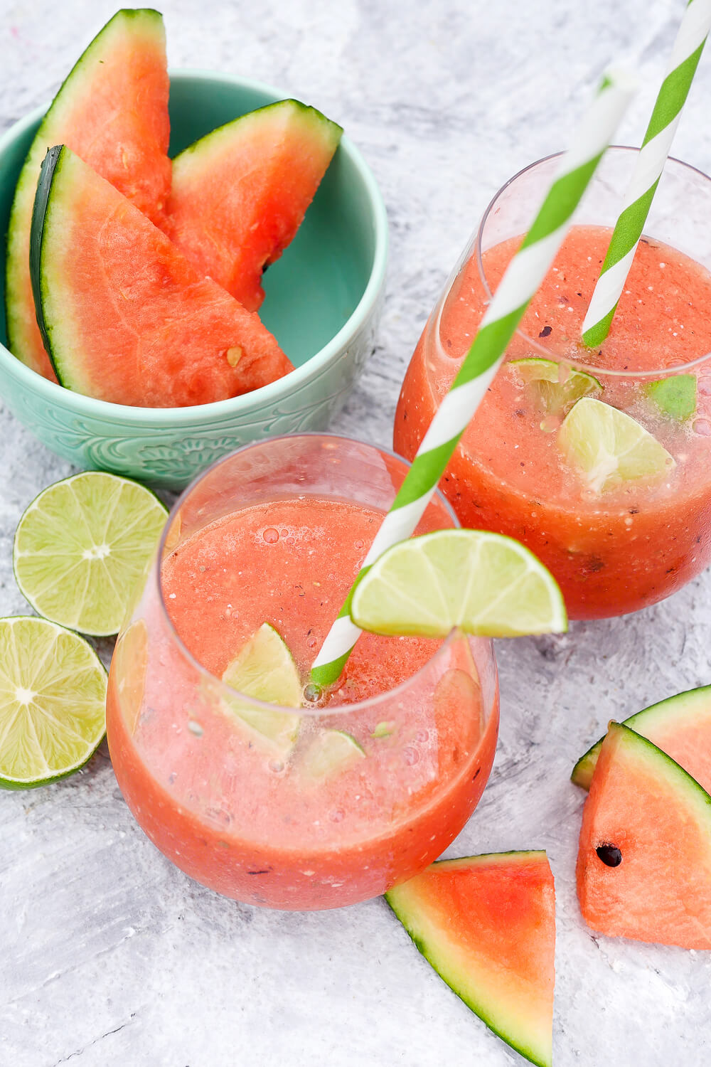 Alkoholfreier Cocktail mit Wassermelone und Limette mit Strohhalm im Glas