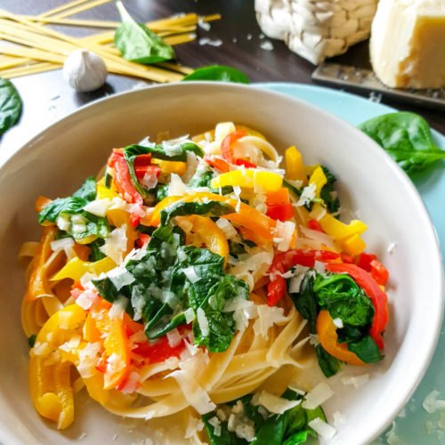 Spinatnudeln mit Paprika und Parmesan - ein einfaches Familienrezept