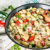 Schnelle Gnocchi-Gemüse-Pfanne mit Zucchini, Tomaten und Frischkäse