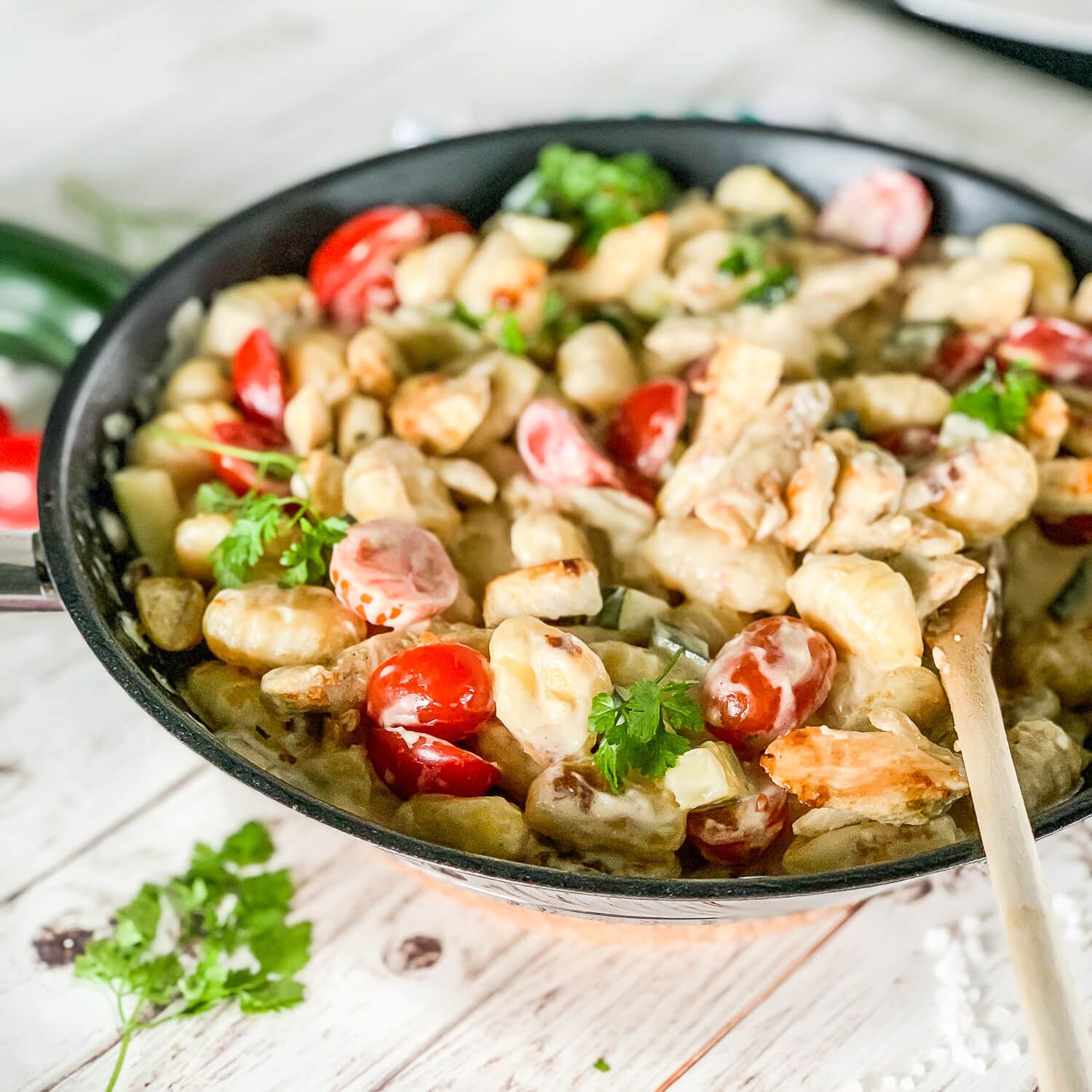 Schnelle und gesunde Gnocchi-Gemüse-Pfanne mit Cocktailtomaten und Zucchini - ein einfaches Familienrezept