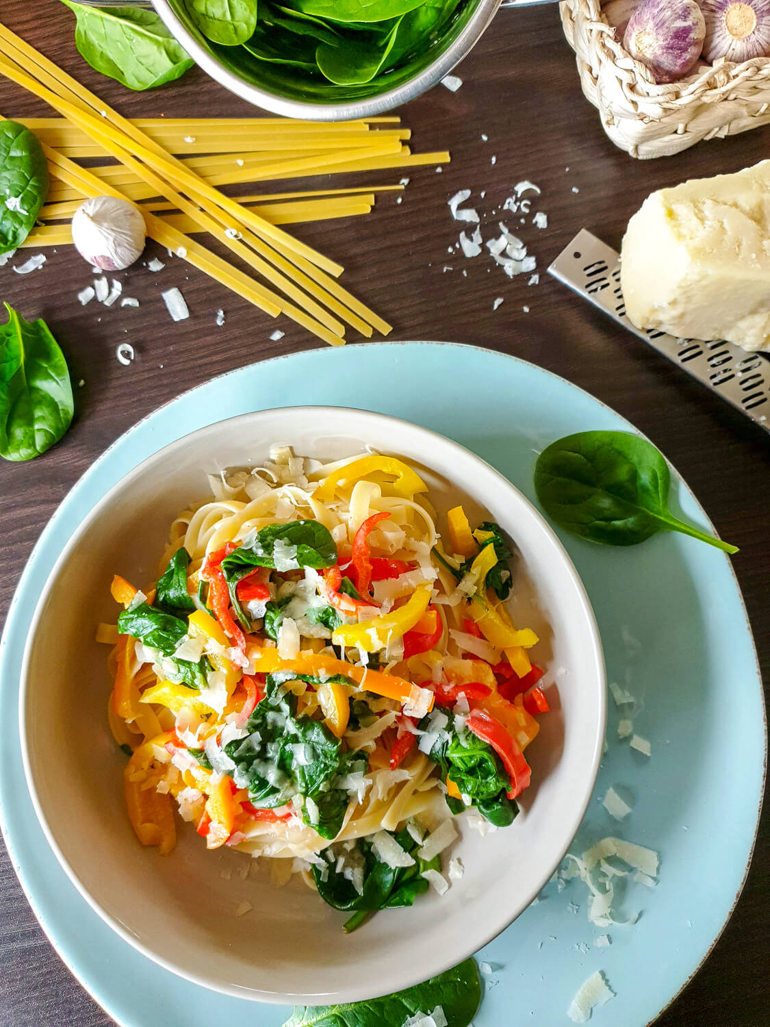 Schnelle Nudelpfanne mit Spinat, Paprika und Parmesan - ein gesundes Mittagessen, das auch Kindern richtig gut schmeckt