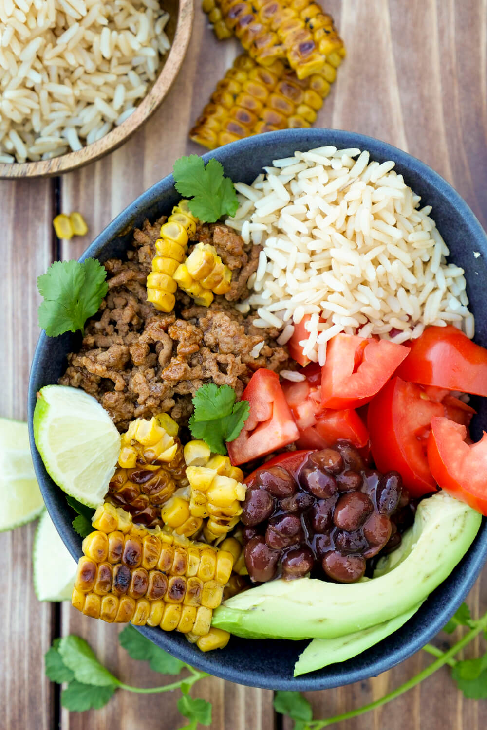Taco Bowl mit Hackfleisch, Bohnen, Mais, Tomaten, Avocado und Koriander - ein schnelles Meal Prep Rezept