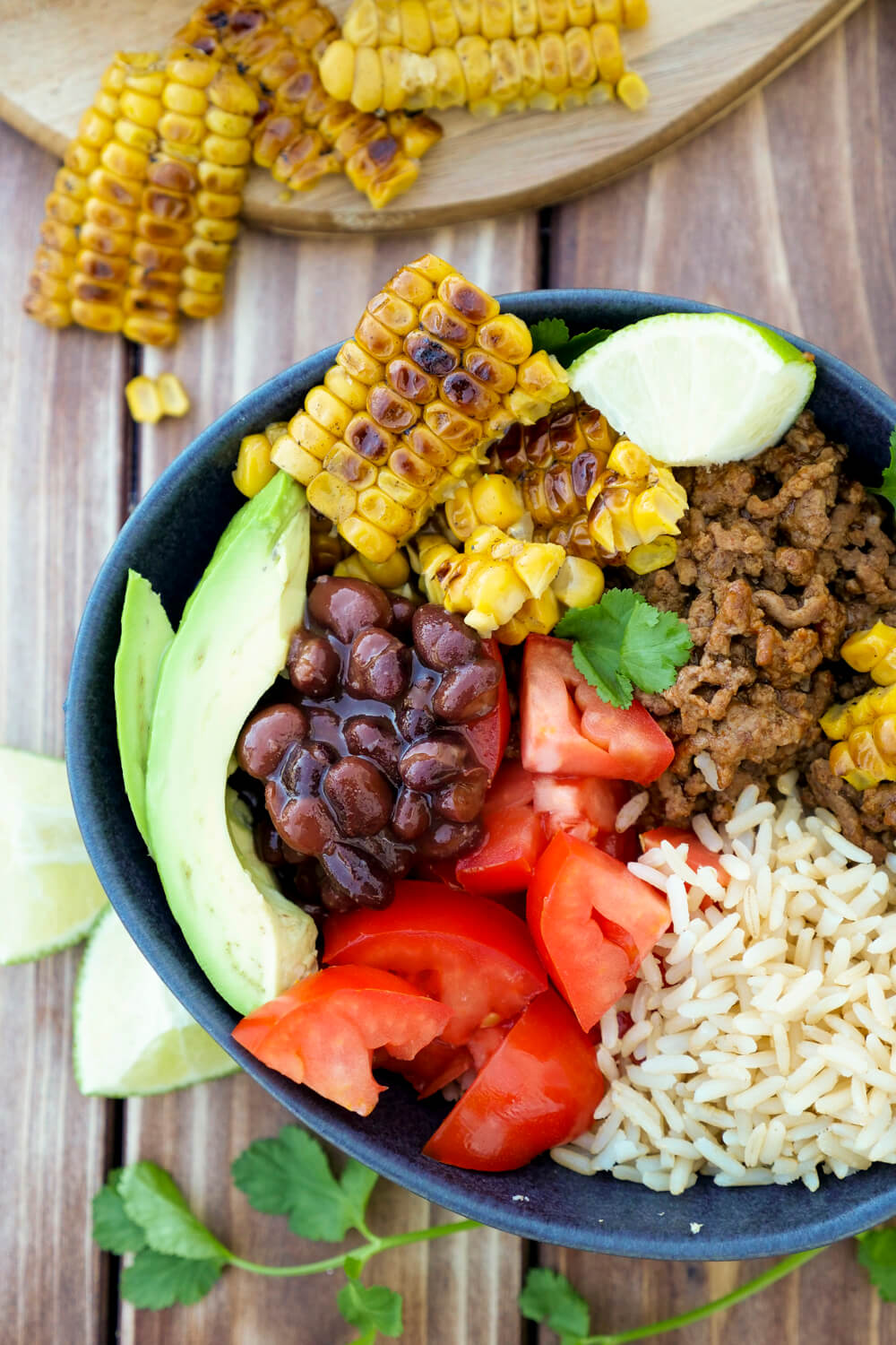Schnelle Feierabend-Bowl mit Hackfleisch, Bohnen, Mais, Tomaten, Reis und Koriander - gesund und ganz einfach