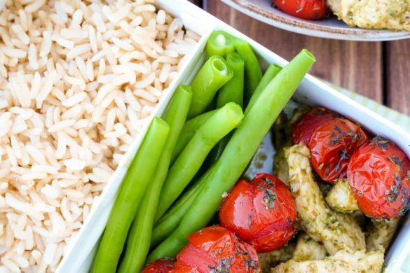 Hähnchen-Bowl mit Reis, Bohnen und Tomaten in der Lunchbox