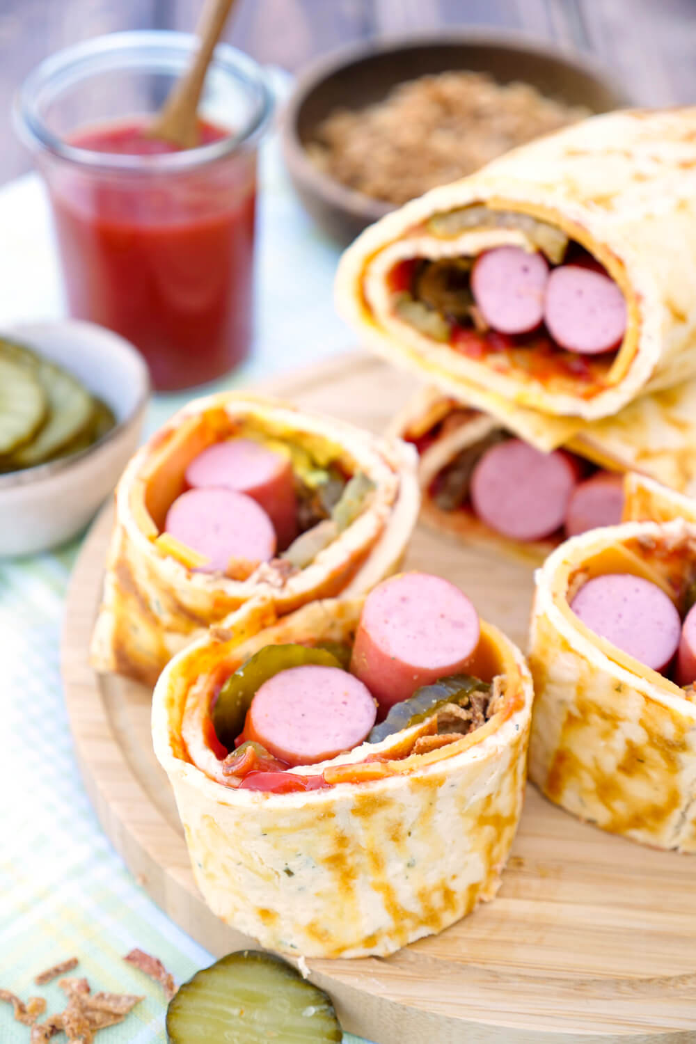 Low Carb Hotdog Rolle mit Würstchen, Gurken und Röstzwiebeln - schnelles Low Carb Fastfood, das der ganzen Familie schmeckt
