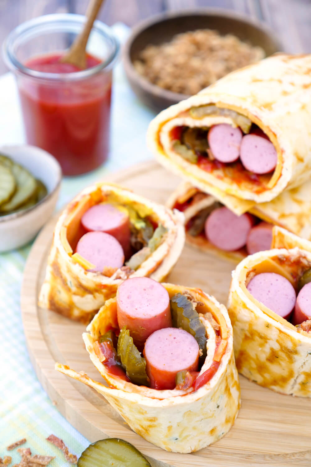Low Carb Wrap im Hotdog Style - Hotdog Rolle mit Wiener Würstchen, Gurken und Röstzwiebeln
