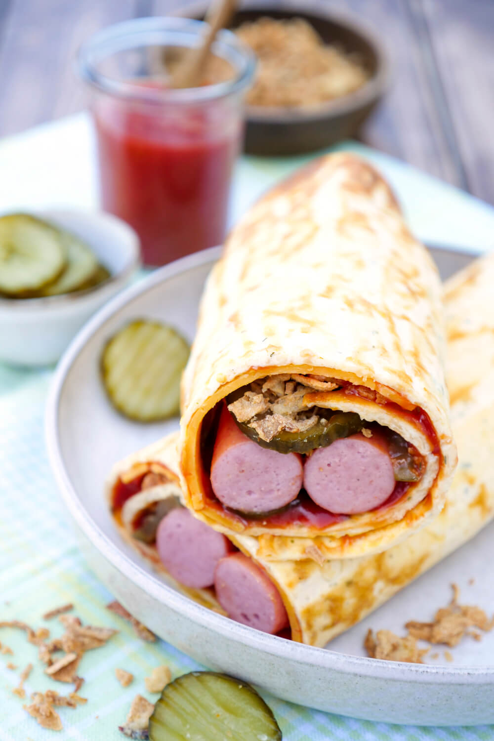 Low Carb Hotdog Rolle mit Würstchen, Gurken, Ketchup, Senf und Röstzwiebeln - perfektes Low Carb Fastfood