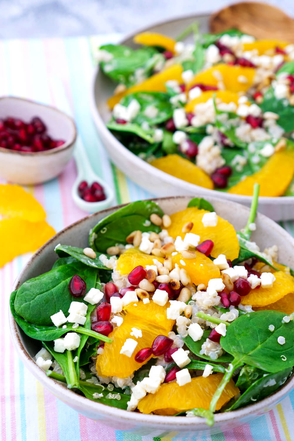 Powersalat mit Orangen, Babyspinat, Granatapfelkernen und Feta - ein super leckerer Salat für dein Immunsystem