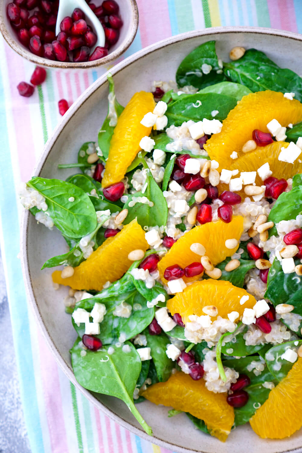 Super gesunder Power-Salat mit Quinoa, Orangen, Babyspinat, Granatapfelkernen, Feta und einem Orangendressing