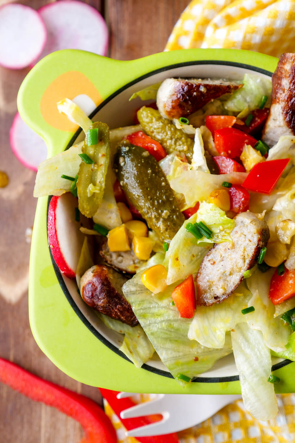 Bratwurstsalat mit Mais, Paprika und Gurken - so essen auch Kinder Salat