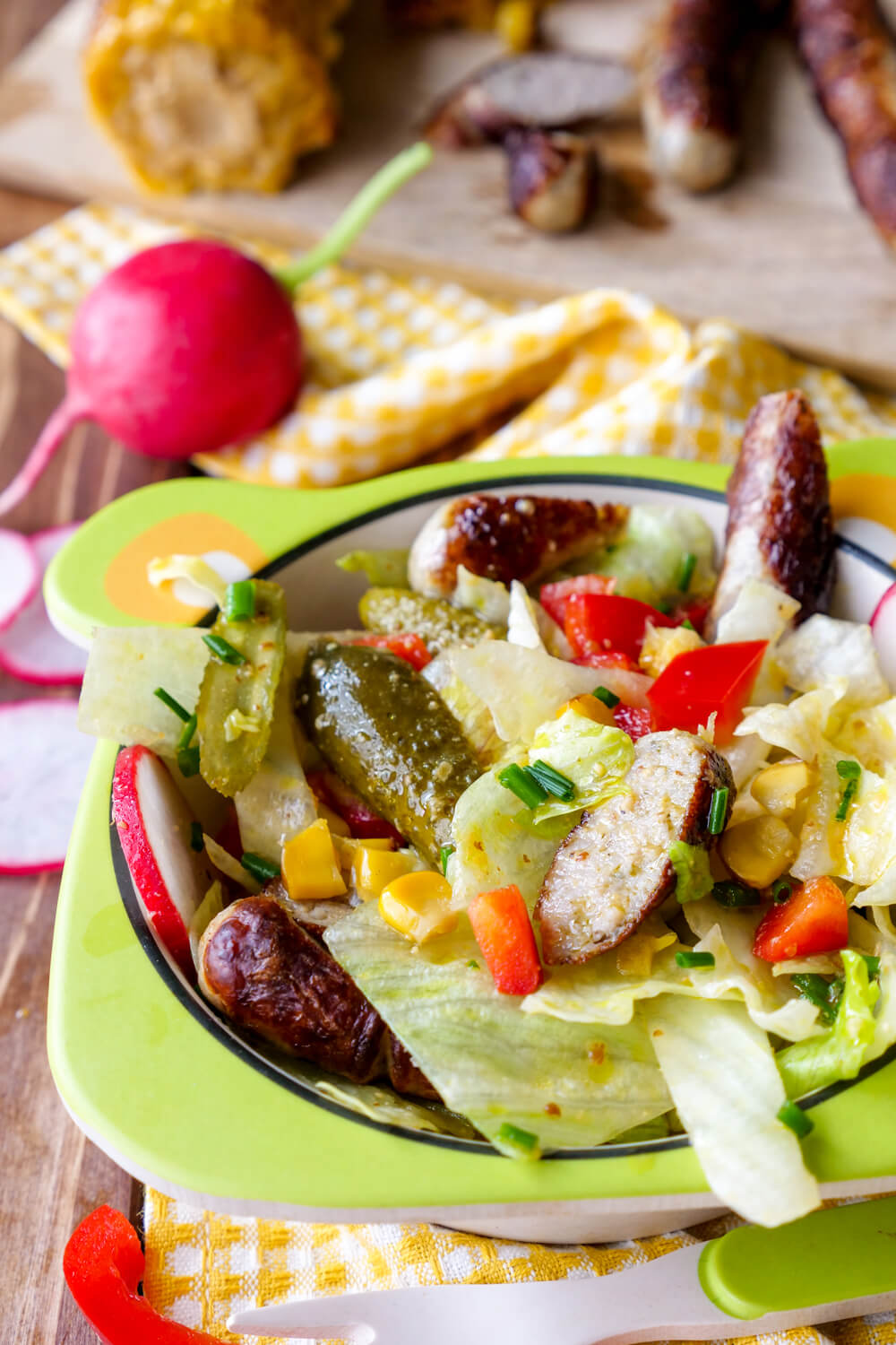 Schneller Grillsalat mit Bratwurst, Mais, Paprika, Gurke und Radieschen - ein Salat, den auch Kinder mögen