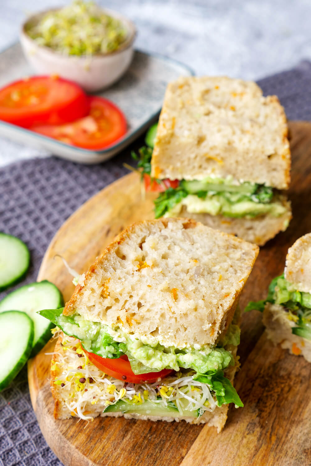 Die gesunde Stulle für die Mittagspause - mein Green Sandwich mit Avocado, Sprossen, Tomaten, Gurken und Salat
