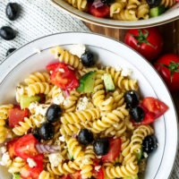 Griechischer Nudelsalat mit Feta und Oliven