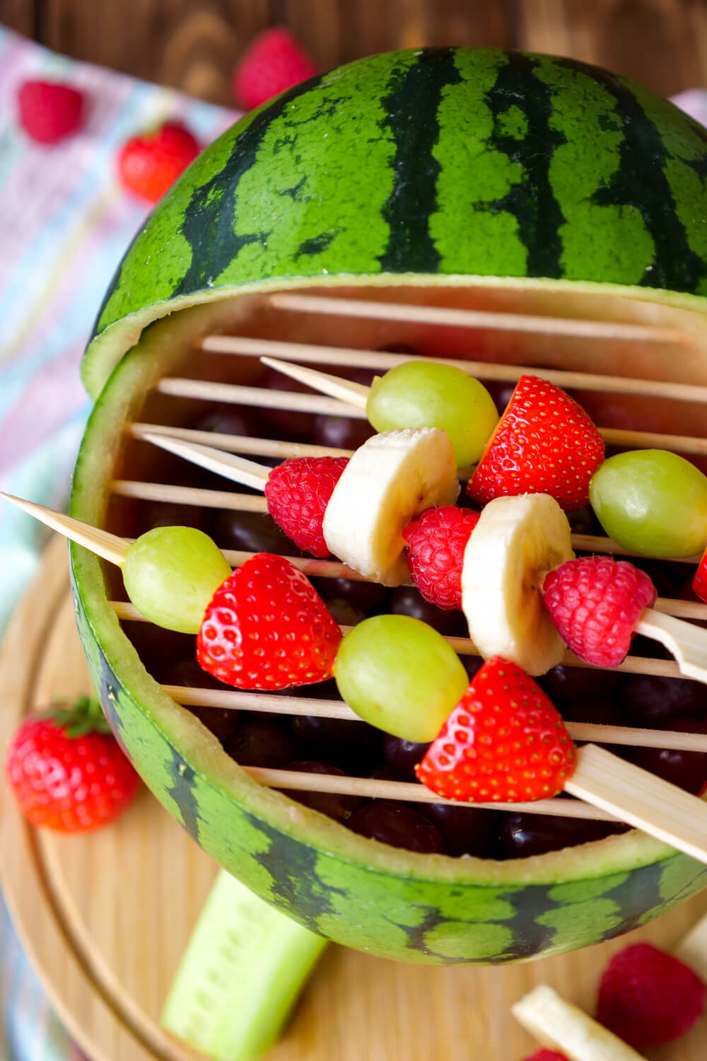 DIY für einen Wassermelonen-Grill mit Obstspießen - mit wenigen Zutaten selbst zusammengebaut