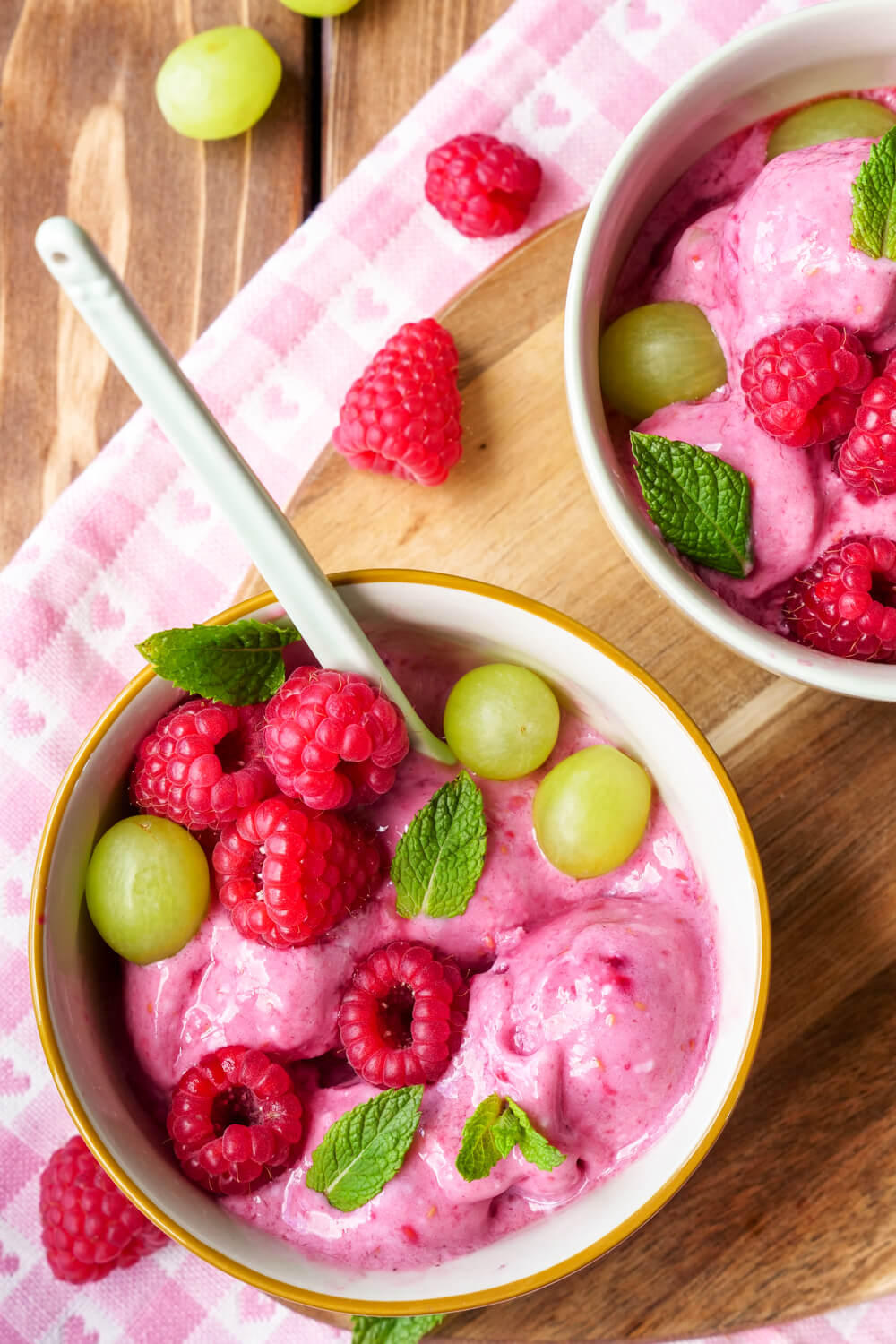 Frozen Joghurt mit Himbeeren und Banane - das gesunde Eis für Kinder